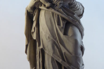 Statue en marbre de la vierge tenant dans ses bras l'enfant Jésus qui a le bras droit levé et reposant sur un nuage, un croissant de lune et une tête d'ange - Agrandir l'image 2 sur 3, fenêtre modale