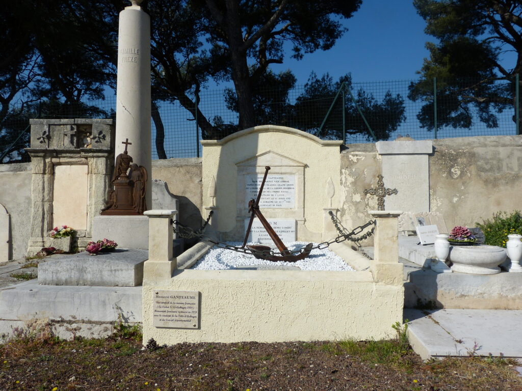 Tombe avec une ancre rouillée posée sur le caveau rempli de gravier blanc. - Agrandir l'image, fenêtre modale