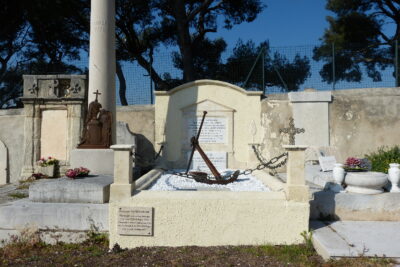 Tombe avec une ancre rouillée posée sur le caveau rempli de gravier blanc. - Agrandir l'image 2 sur 2, fenêtre modale