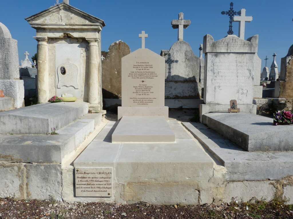 Tombeau en pierre de Comblanchien (beige) surmonté d'une croix - Agrandir l'image, fenêtre modale