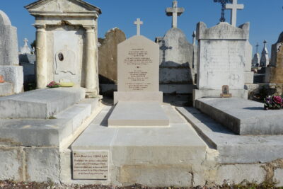 Tombeau en pierre de Comblanchien (beige) surmonté d'une croix - Agrandir l'image 1 sur 2, fenêtre modale