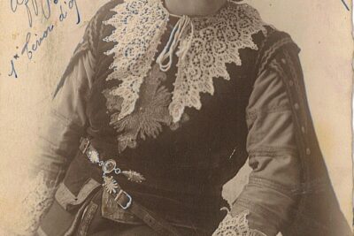 Inscriptions manuscrites sur la photo, en haut à gauche : "à mon professeur M.T. Gras Castelin, affectueux souvenir B. Peloux 1er ténor d'opérette. En haut à droite : "Gontran dans Les Mousquetaires au couvent" - Agrandir l'image 2 sur 2, fenêtre modale