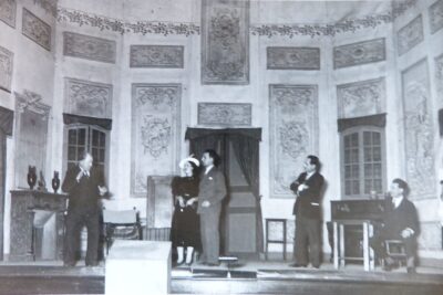 Cinq acteurs sur scène devant un décor d'appartement luxueux - Agrandir l'image 1 sur 2, fenêtre modale