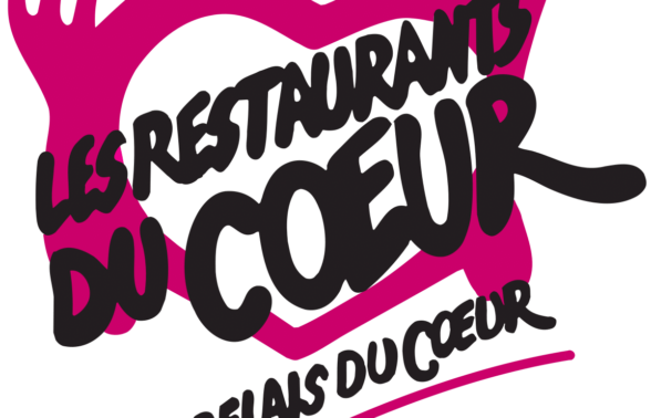 un coeur rose, de part et d'autre une fourchette et un couteau et inscrit en son centre, les restaurants du coeur