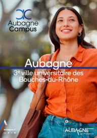 Une étudiante portant un sac à l'épaule et vêtue d'une chemise orange et d'un jean arbore un sourire plein de confiance en regardant vers l'avenir - Agrandir l'image, fenêtre modale