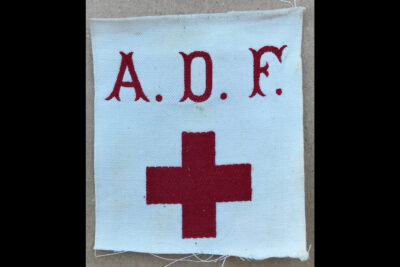 Brassard blanc avec les lettres rouges ADF brodées et une croix rouge en dessous - Agrandir l'image 2 sur 3, fenêtre modale