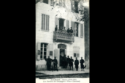 Des soldats posent à l'entrée et au balcon d'un bâtiment place Chaulan. - Agrandir l'image 1 sur 3, fenêtre modale