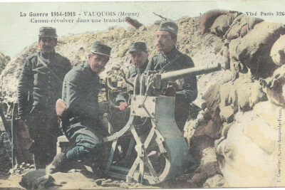 Soldats manipulant un canon dans une tranchée - Agrandir l'image 2 sur 2, fenêtre modale