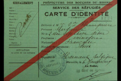 Carte d'identité verte barrée d'un ruban rouge. Renseignements : nom, prénom, date de naissance, profession, nationalité, lieu de rapatriement - Agrandir l'image 2 sur 3, fenêtre modale