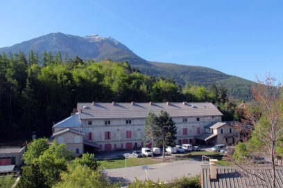 Le centre de vacances de Saint-Vincent-les-Forts avec une vue sur les montagnes environnantes. - Agrandir l'image, fenêtre modale