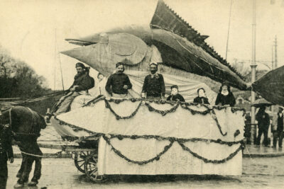 Char de carnaval tiré par un cheval et figurant un grand thon - Agrandir l'image 1 sur 18, fenêtre modale