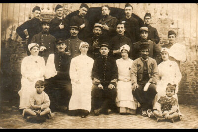 Des blessés de l'hôpital 42bis avec les infirmières en 1918 - Agrandir l'image 2 sur 2, fenêtre modale