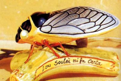 Cigale en faïence posée sur une branche portant l'inscription "Lou soulèu mi fa canta" - Agrandir l'image 1 sur 2, fenêtre modale