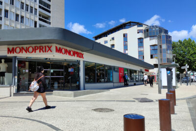 Le parvis de Monoprix en béton désactivé - Agrandir l'image 2 sur 2, fenêtre modale