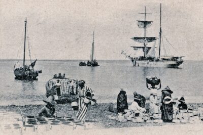 De petits bateaux à voile acheminent des poteries sur une plage martiniquaise où des femmes les préparent pour être transportées. - Agrandir l'image 14 sur 18, fenêtre modale