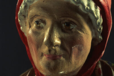 Visage détaillé du santon d'une vieille dame avec les joues creusées et un niveau important de détails sur le visage : nez, bouche, yeux, sourcils, cou... - Agrandir l'image 3 sur 3, fenêtre modale