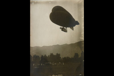 Dirigeable en vol mais amarré à terre - Agrandir l'image 3 sur 9, fenêtre modale