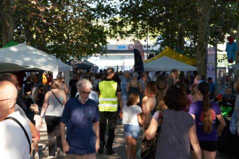 Foule dans les allées de la Fête des associations et du sport à Aubagne.