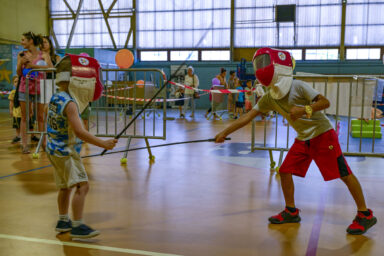 Fête de l'école municipale des sports 2023 - Deux escrimeurs en herbe s'affrontent dans le gymnase du Bras d'Or
