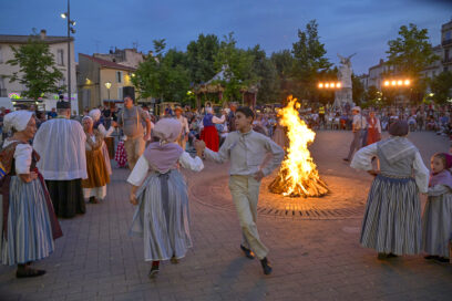 Danseurs en tenue traditionnelle provençale autour du feu de la Saint-Jean sur le cours Foch à Aubagne. - Agrandir l'image, fenêtre modale