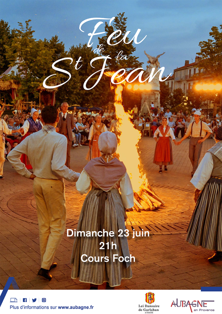 Danseurs en tenue traditionnelle provençale autour du feu de la Saint-Jean sur le cours Foch à Aubagne. - Agrandir l'image, fenêtre modale