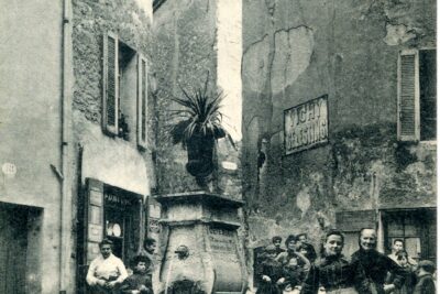 Des habitants du quartier posent devant la fontaine du Lion ornée d'un vase Médicis au début du XXe siècle. - Agrandir l'image 12 sur 18, fenêtre modale