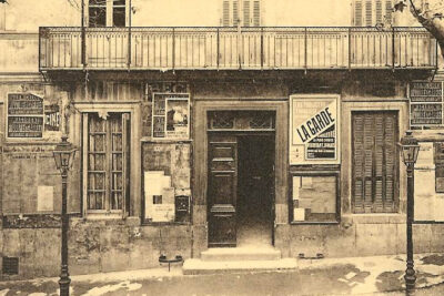 L'ancienne façade de l'Hôtel de ville, immeuble simple avec balcon au premier étage - Agrandir l'image 11 sur 18, fenêtre modale