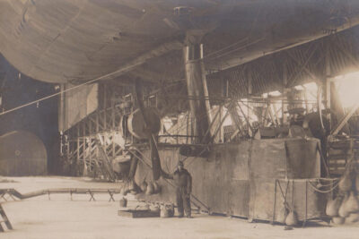 Un homme pose à côté de la nacelle du dirigeable - Agrandir l'image 5 sur 9, fenêtre modale