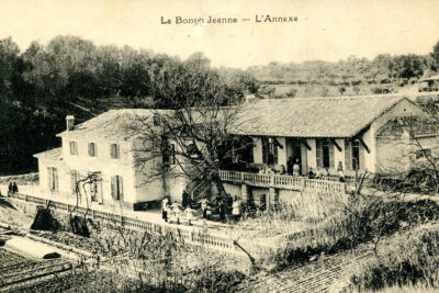 Carte postale ancienne. Deux édifices avec terrasse entourés de potagers - Agrandir l'image 2 sur 2, fenêtre modale