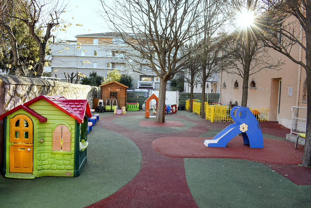 Vue sur l'aire de jeux au multi accueil des Bergeronnettes.