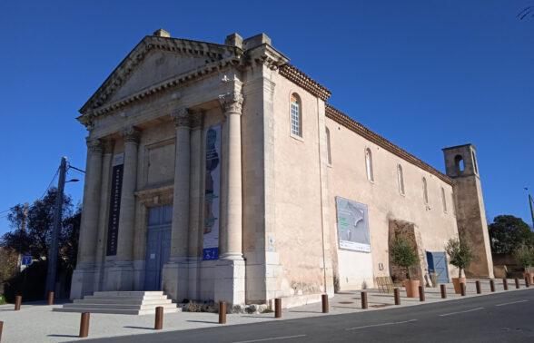 Le centre d'art contemporain Les Pénitents Noirs, quartier des Aires Saint-Michel. Vue des façades ouest et sud