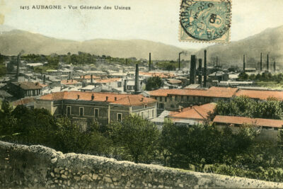 Les toits d'Aubagne et de nombreuses cheminées qui dépassent. - Agrandir l'image 1 sur 14, fenêtre modale