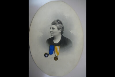 Portrait de Maria Négrel avec deux médailles accrochées - Agrandir l'image 3 sur 3, fenêtre modale