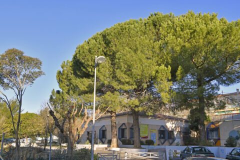 Vue sur la Maison de quartier Bernard Palissy à Aubagne.