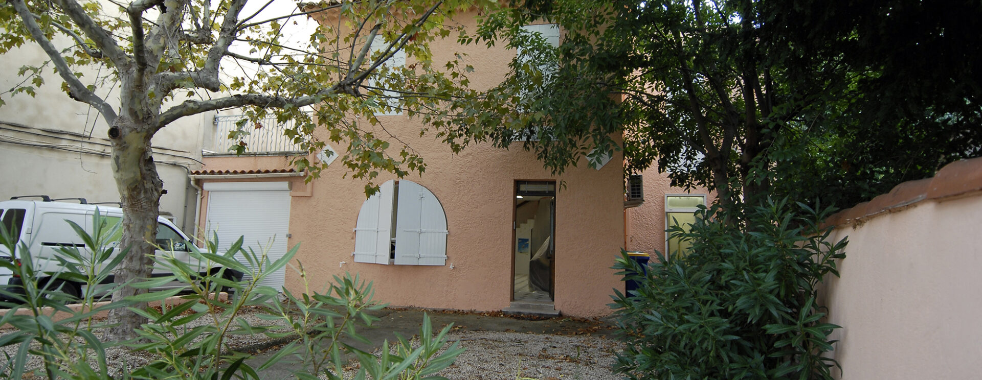 Vue sur l'entrée de la Maison de quartier du centre-ville à Aubagne.
