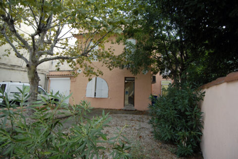 Vue sur l'entrée de la Maison de quartier du centre-ville à Aubagne.