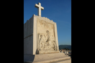 Un grand caveau cubique est surmonté d'une croix. Une gravure en bas-relief représentant l'apparition du Christ à des soldats terrés dans une tranchée - Agrandir l'image 3 sur 3, fenêtre modale