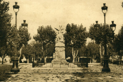 Le monument s'élève au milieu du cours Foch, entouré de deux lampadaires à 3 lanternes. La partie basse est constituée d'un groupe sculpté en pierre représentant l'allégorie de la République montrant à un écolier la date "1914-1918". Au sommet, le groupe en marbre figure un Poilu et un chasseur alpin entourant l'allégorie de la Victoire ailée et tenant dans sa main gauche une couronne de laurier. - Agrandir l'image 9 sur 18, fenêtre modale