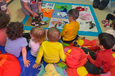 De jeunes enfants au multi-accueil de la Garenne