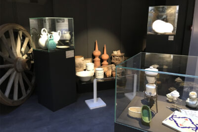 Objets exposés dans des vitrines - Agrandir l'image 2 sur 8, fenêtre modale