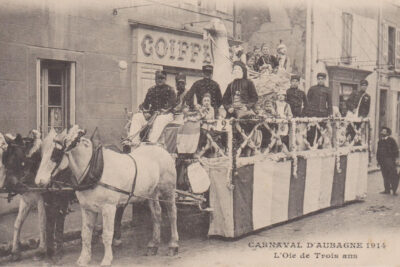 Deux chevaux tirent un char du carnaval sur lequel figure une oie en papier. Des enfants et des militaires sont sur le char. - Agrandir l'image 3 sur 14, fenêtre modale