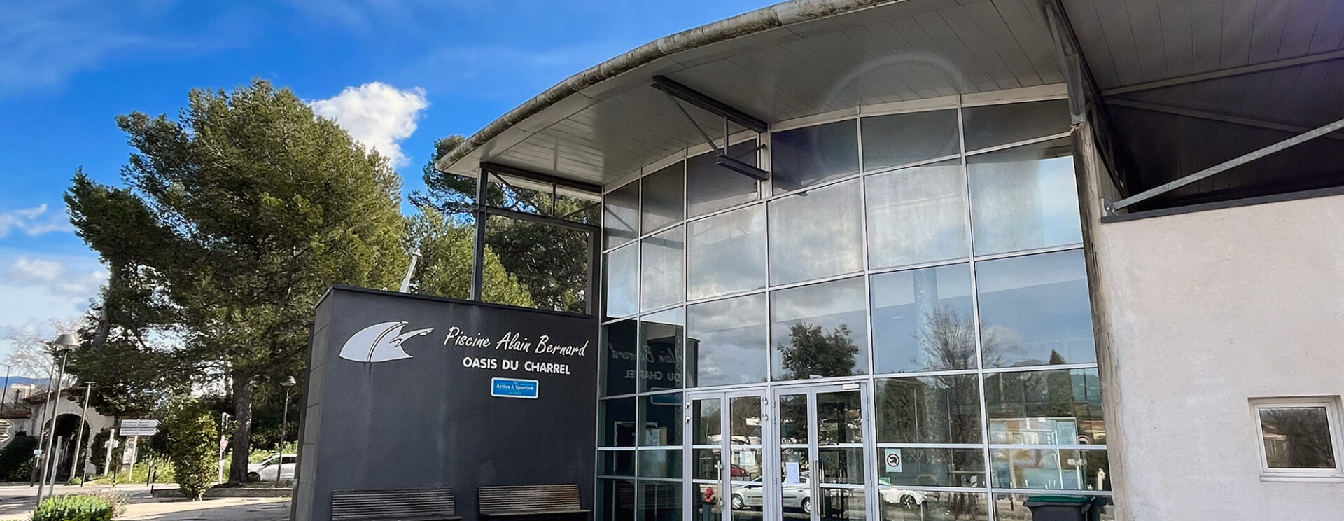 La façade de la piscine Alain-Bernard à Aubagne, prise le 24 février 2024