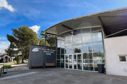 La façade de la piscine Alain-Bernard à Aubagne, prise le 24 février 2024