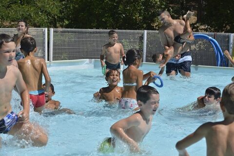 Des enfants s'amusent dans une piscine gonflable.