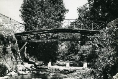Une passerelle en bois avec une rampe en fer forgé traverse l'Huveaune - Agrandir l'image 8 sur 18, fenêtre modale