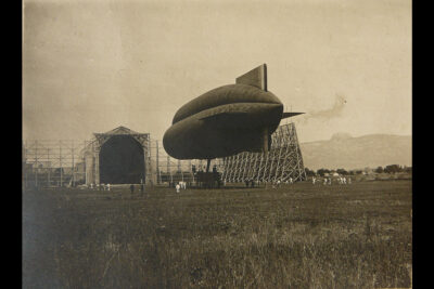 Le dirigeable rentre dans son hangar - Agrandir l'image 9 sur 9, fenêtre modale