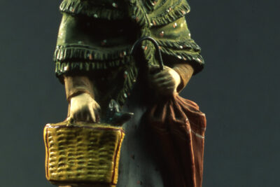 Le fameux santon Margarido avec son panier, son parapluie rouge et ses habits typiquement provençaux - Agrandir l'image 1 sur 3, fenêtre modale