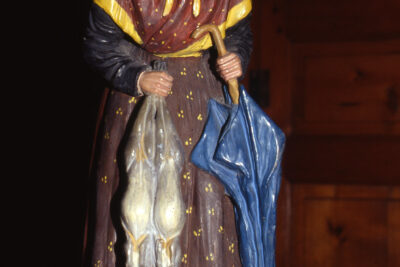 Santon de Virginie de Garlaban en habit provençal tenant dans ses mains deux lapins et un parapluie bleu - Agrandir l'image 2 sur 3, fenêtre modale