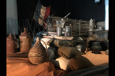 Gourdes, poêle à bois, cafetière, lanterne, vaisselle, pots... - Agrandir l'image 8 sur 8, fenêtre modale