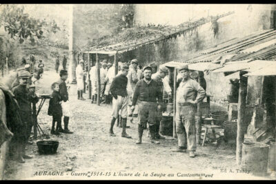 Des soldats se servent la soupe dans des marmites à l'extérieur de la chapelle - Agrandir l'image 2 sur 14, fenêtre modale